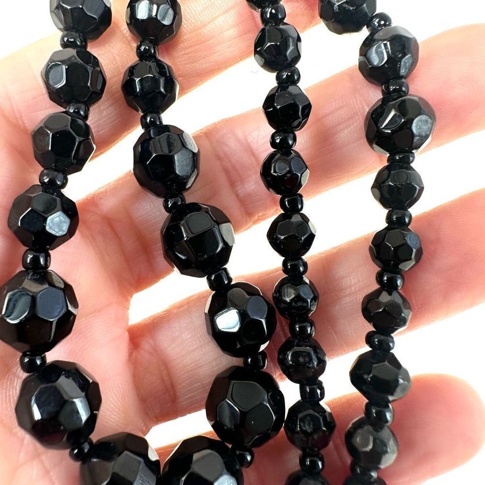 Black beaded necklace - Picture 5 of 8